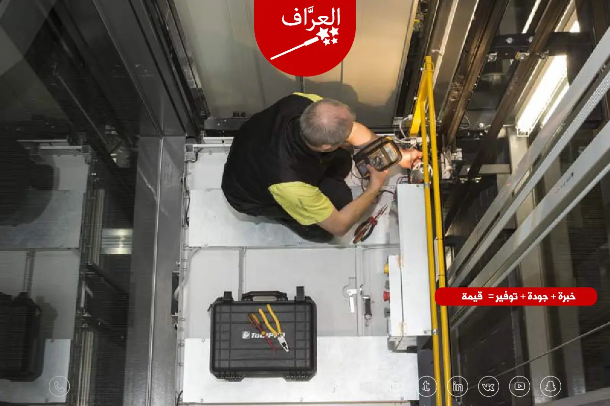 فني متخصص أثناء إجراء فحص دوري لمصعد في منطقة المسايل