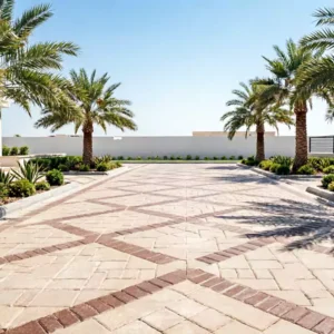 تركيب بلاط متداخل في مدخل فيلا كويتية بألوان بيج وبني مع نخيل